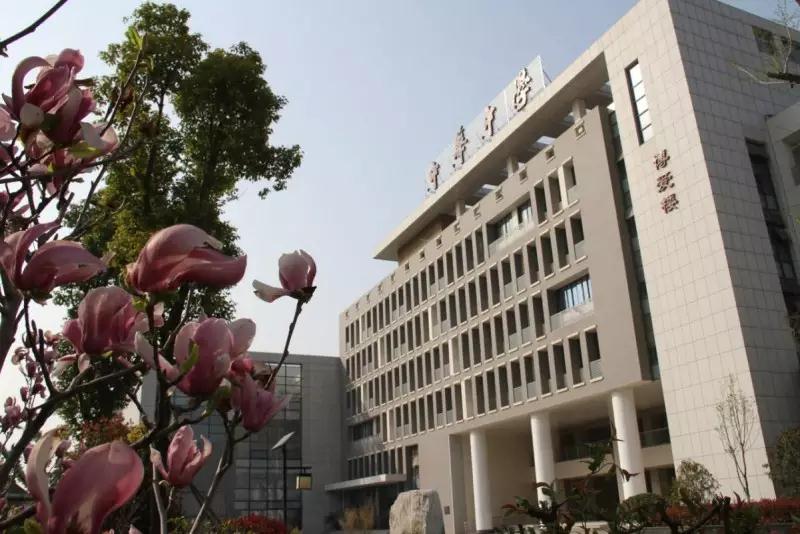 “園林式校園”中華中學(xué)——春色滿(mǎn)園關(guān)不住，桃李芬芳自成蹊。